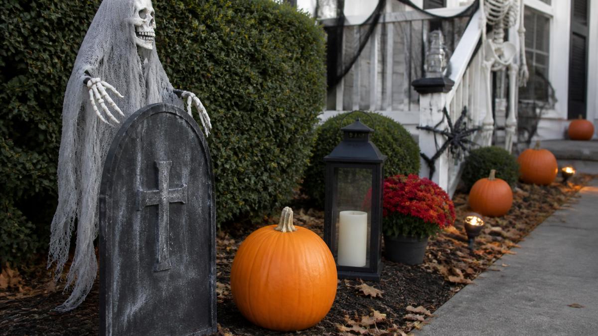 Budget-Friendly Outdoor Halloween Decorating Tips